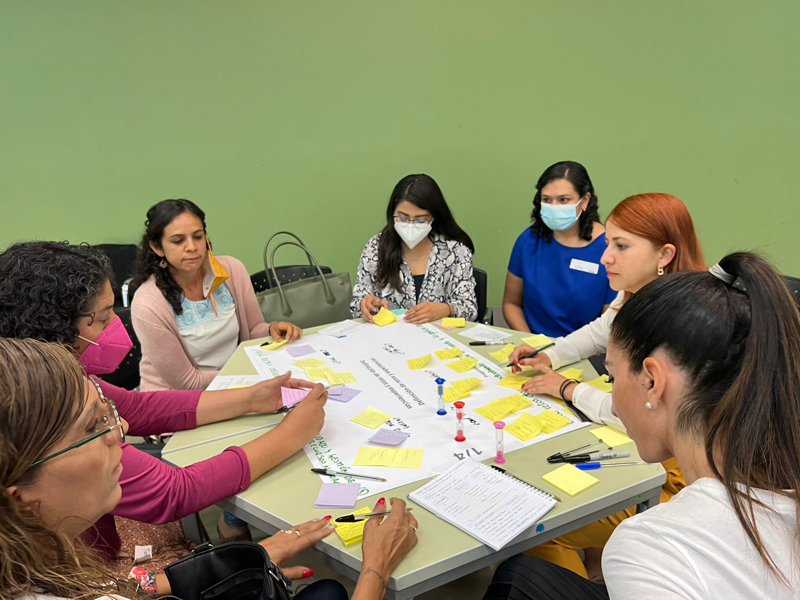 mujeres participando
